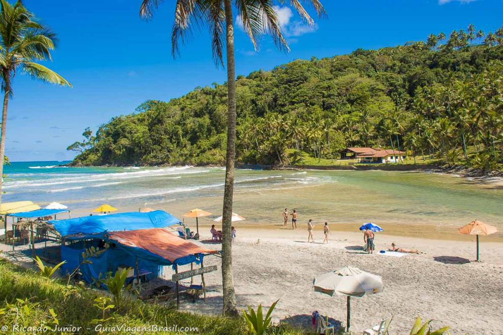 Imagem de umas barracas no canto da Praia de Jeribucaçu.